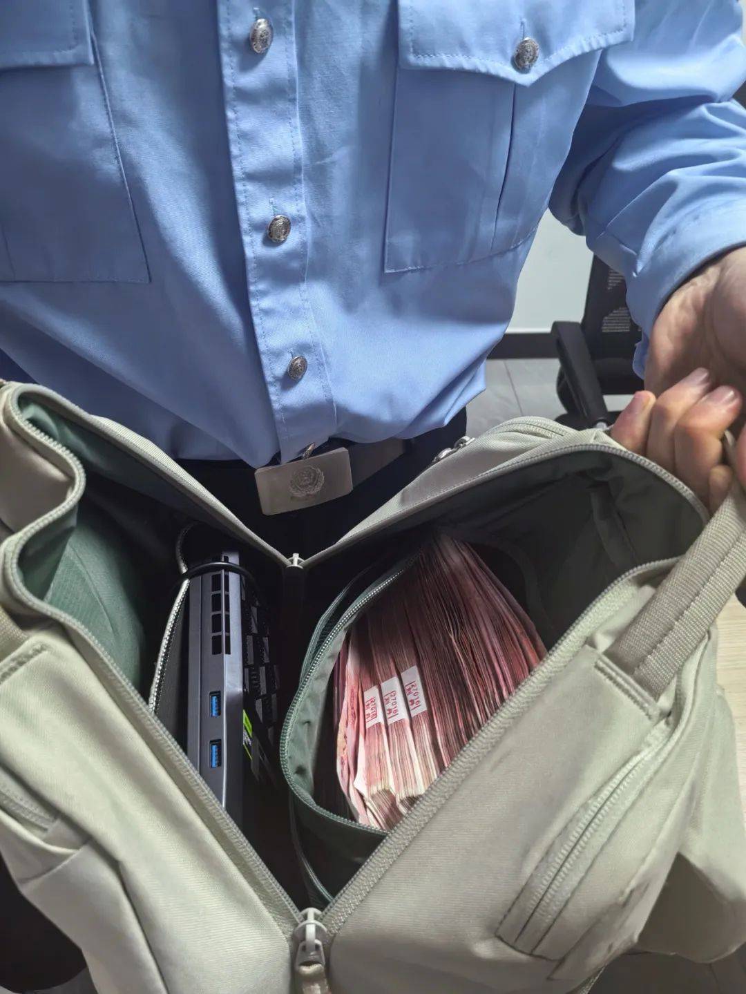 皇冠体育APP_男子为了“寻刺激”皇冠体育APP，取现5万多元！关键时刻，妻子打来电话…