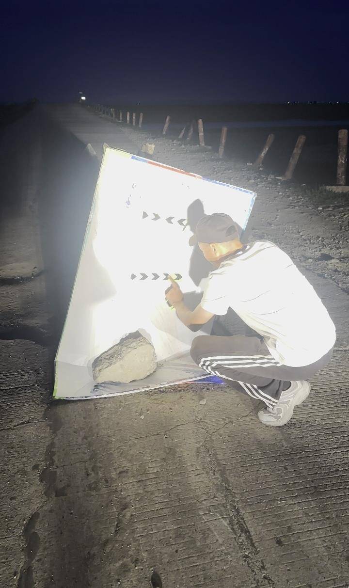 皇冠信用网_夜晚开车遇大坑皇冠信用网，内蒙古一对夫妻往返20余公里布置“警示牌”