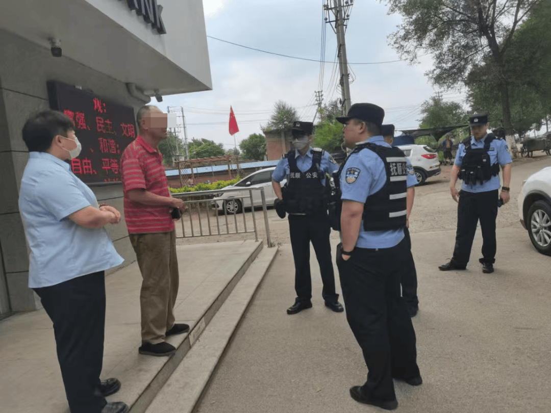 女王公园巡游者vs查尔顿_男子携7张定期存单要提前取款女王公园巡游者vs查尔顿，银行柜员发现疑点……