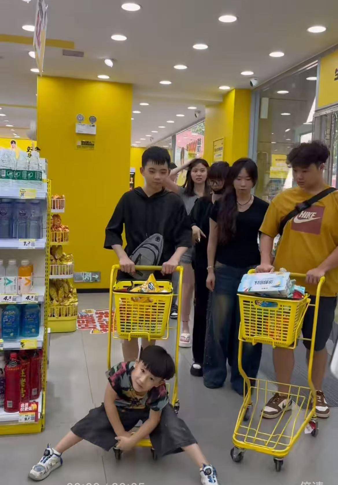 赫罗纳vs塞维利亚_16个外甥一顿吃200个水饺赫罗纳vs塞维利亚，挑扁担买菜的重庆“宇宙舅舅”：孩子们开学离开，心里空落落的