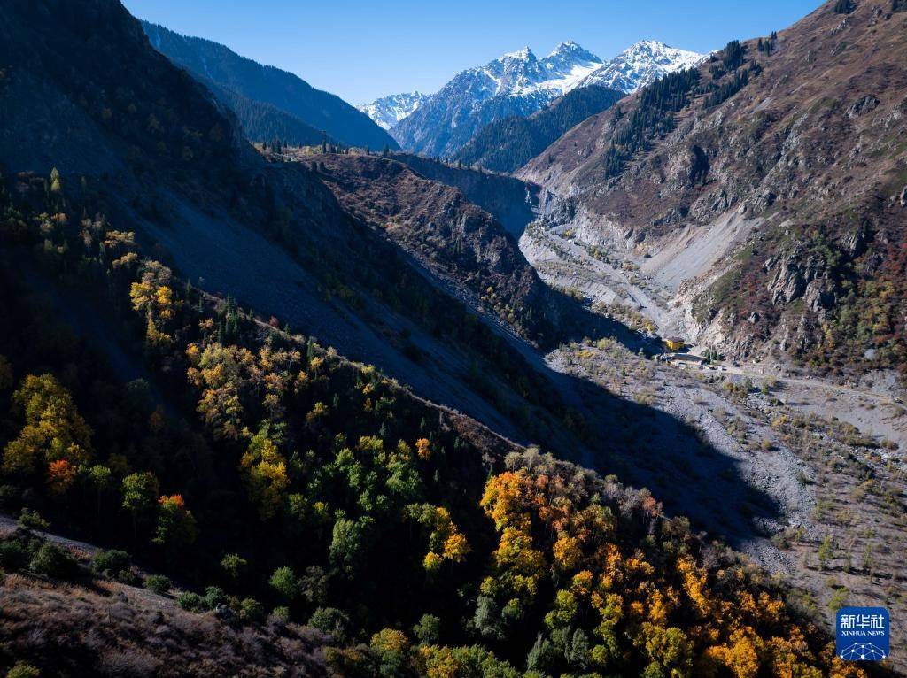 皇冠公司的代理怎么拿_哈萨克斯坦：伊塞克峡谷和伊塞克湖的秋日画卷