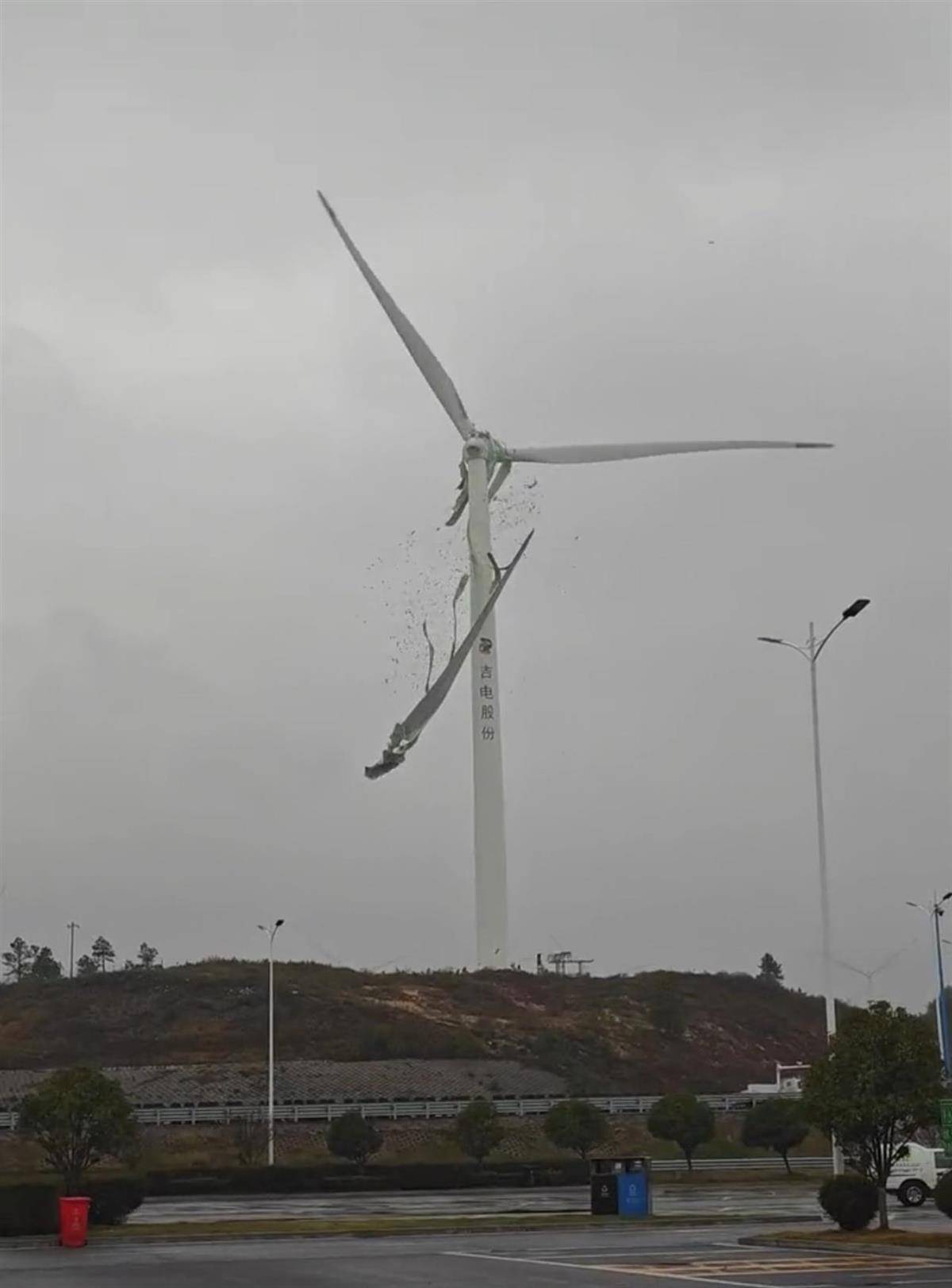 皇冠信用網申请_九江一架风力发电机叶片空中断裂皇冠信用網申请，目击者称“玻璃纤维满天飞”，当地：正在处理