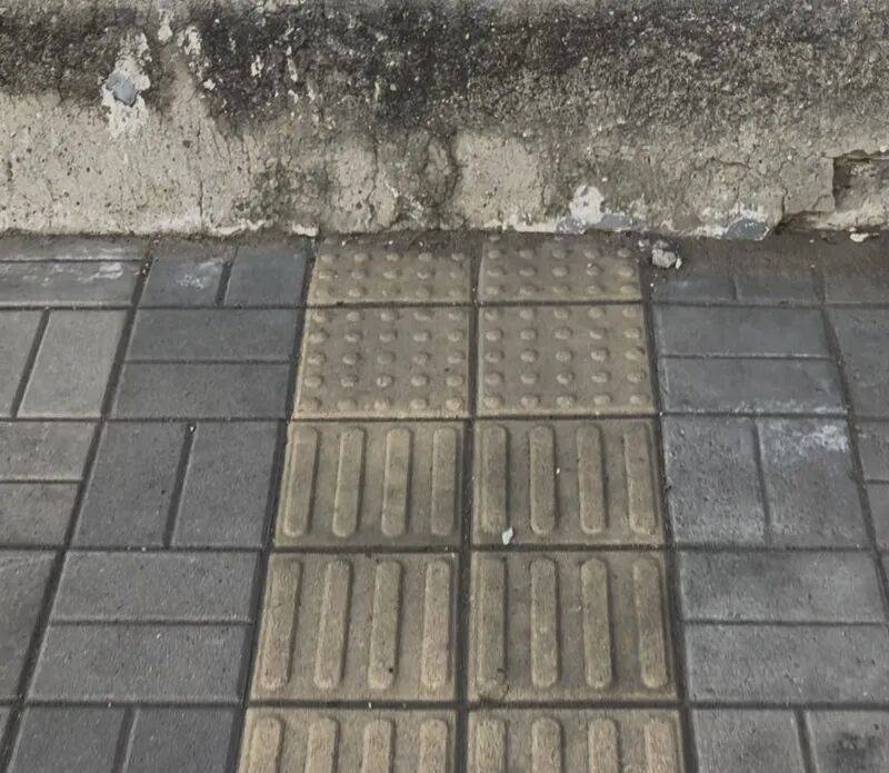 皇冠登录网址_走着走着就撞墙了！北京一公交站附近人行便道缺失皇冠登录网址，如何解？