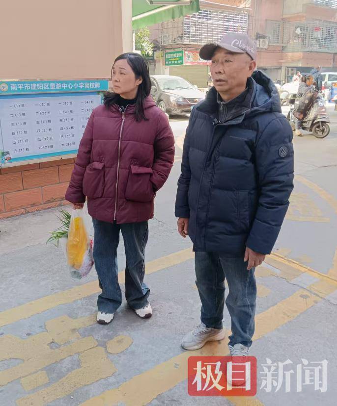 皇冠信用网出租
_章莹颖父母失去女儿也无收入来源皇冠信用网出租
,带货勉强能糊口,直播间“黑粉”被网友骂走