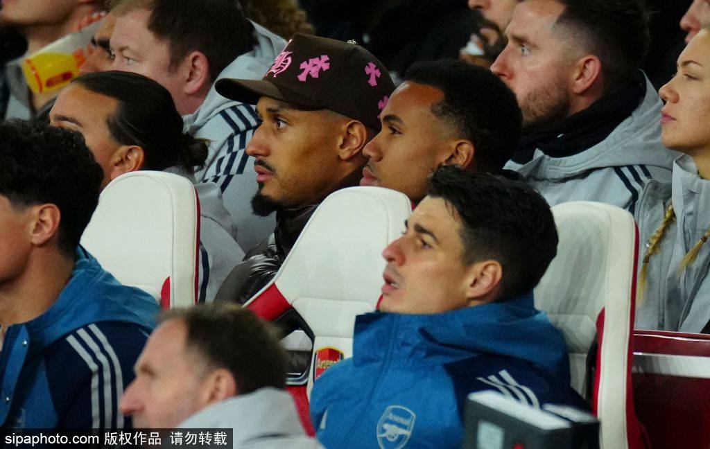 澳大利亚足球_有情有义澳大利亚足球！王刚赛后身披T恤致谢前任主帅塞蒂恩