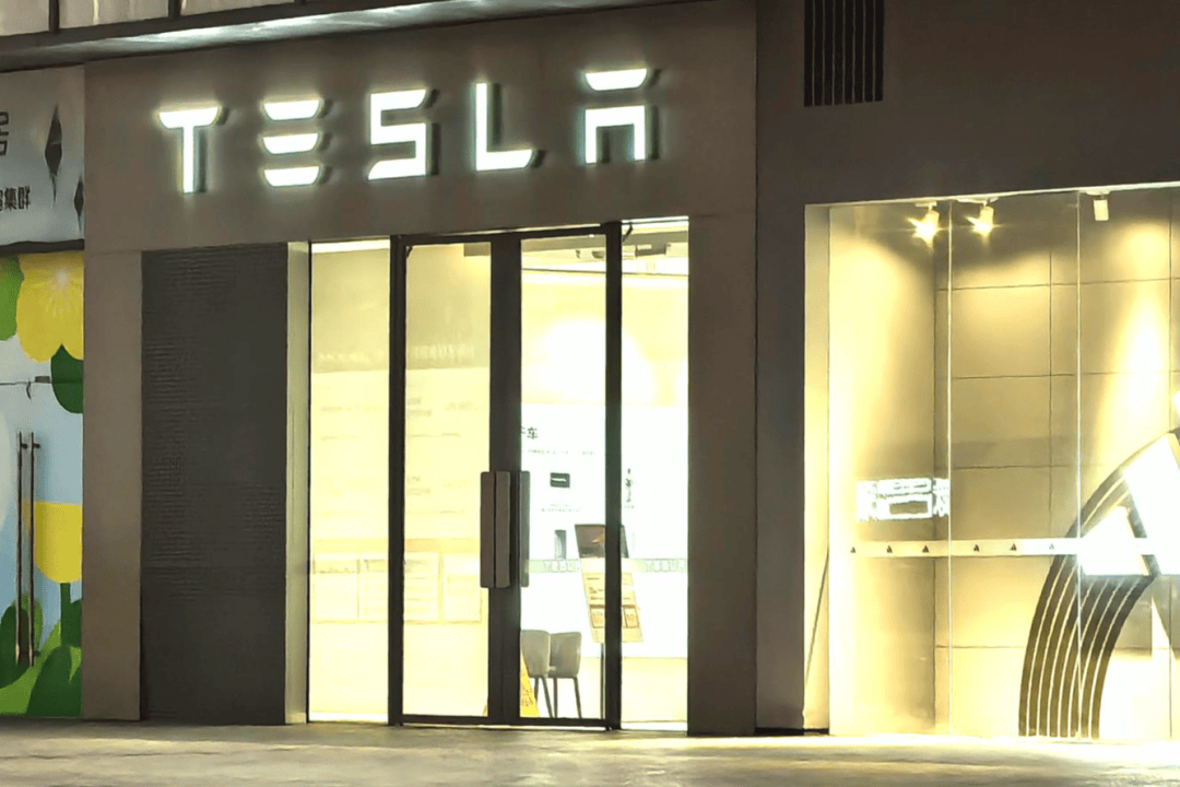 皇冠足球平台申请_四川女子花30余万买特斯拉皇冠足球平台申请，飞到海口提车发现是升级前的“老款”