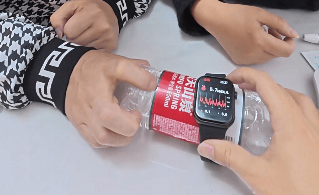 如何申请皇冠信用网_父母花84元网购“神奇手表”如何申请皇冠信用网，儿子发现能测万物：猫咪血糖5.9，吸尘器血糖7.4，父母：下次不买了