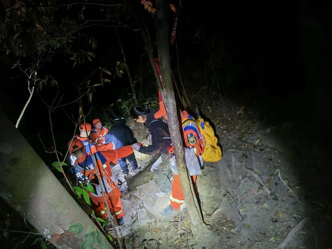 皇冠信用网需要押金吗_广东两女子体力不支皇冠信用网需要押金吗,被驴友抛弃荒野,遭遇惊魂一夜