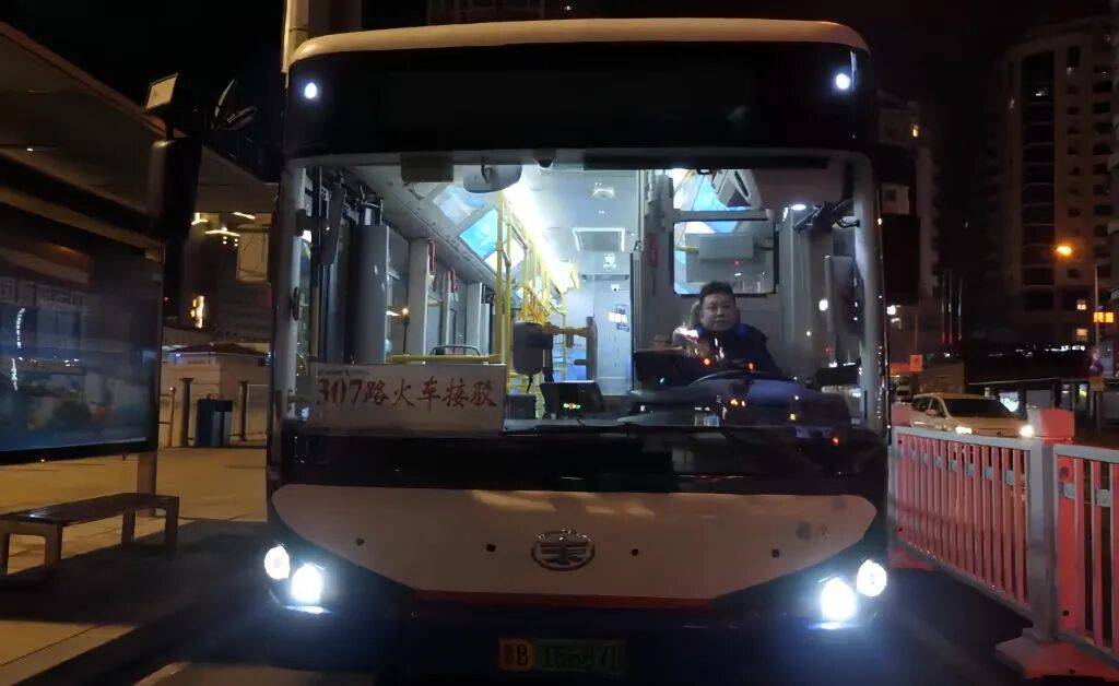 皇冠信用网代理注册_青岛一小伙：“长大后皇冠信用网代理注册，我开上了小时候经常坐的公交车”……从幼儿老师到公交司机，他用坚守温暖春运归途