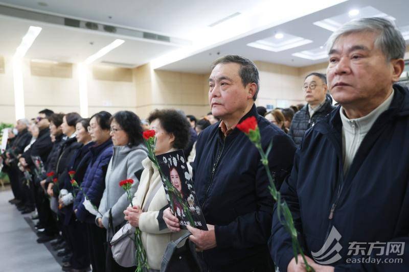 皇冠代理联系方式 _上海市民送别百岁嫩娘：从艺八十载皇冠代理联系方式 ，最后一次红装谢幕 | 组图