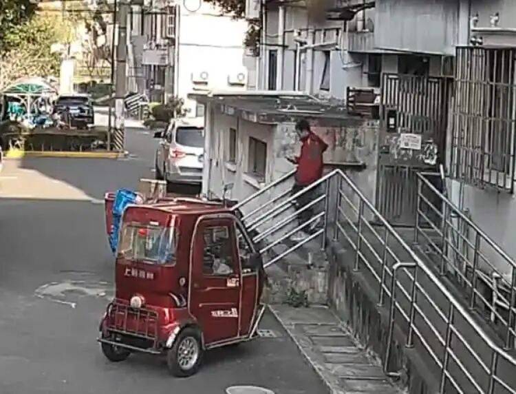 世界杯足球平台代理_快递员将7999元的手机放门口世界杯足球平台代理,买家没收到!20多天后,手机自己“报警”了