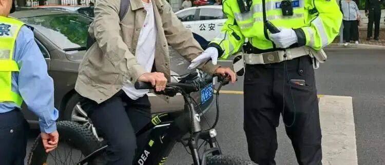 皇冠信用网结算日是哪天_来沪游客吐槽“走路也罚款”!上海交管还原真相:占用非机动车道行走皇冠信用网结算日是哪天,轻微首违仅予警告,有法度有温度