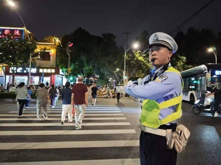 皇冠信用网结算日是哪天_来沪游客吐槽“走路也罚款”!上海交管还原真相:占用非机动车道行走皇冠信用网结算日是哪天,轻微首违仅予警告,有法度有温度